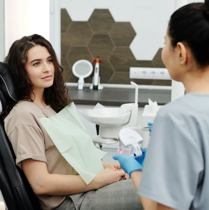 Patientin bei der Zahnprophylaxe